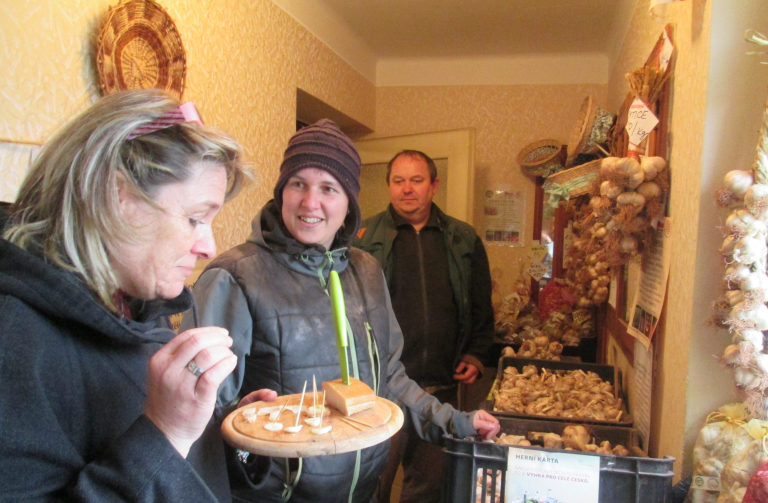 Mezi žadateli jsou i Alena Mihulková se svým partnerem  Janem Hradeckým, kteří  pěstují několik odrůd česneku v Bělé u Libštátu